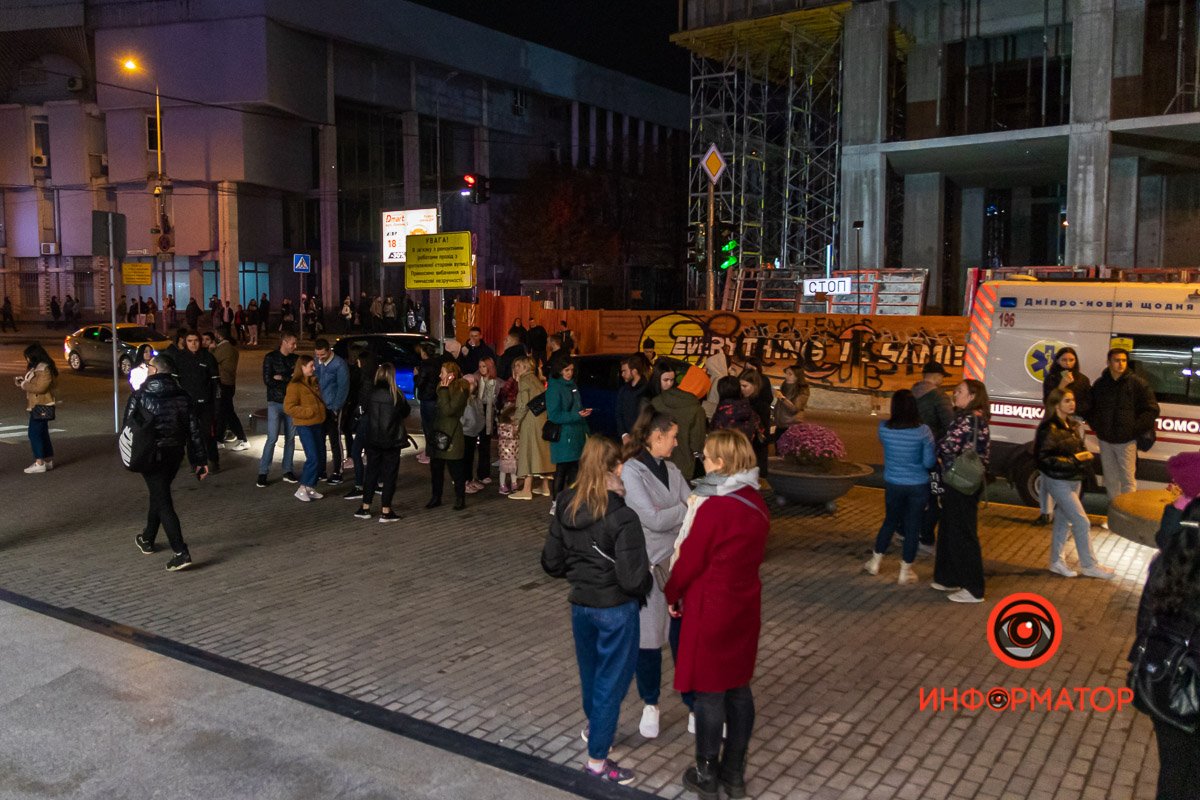 Соблюдайте требования экстренных служб Соблюдайте требования экстренных служб