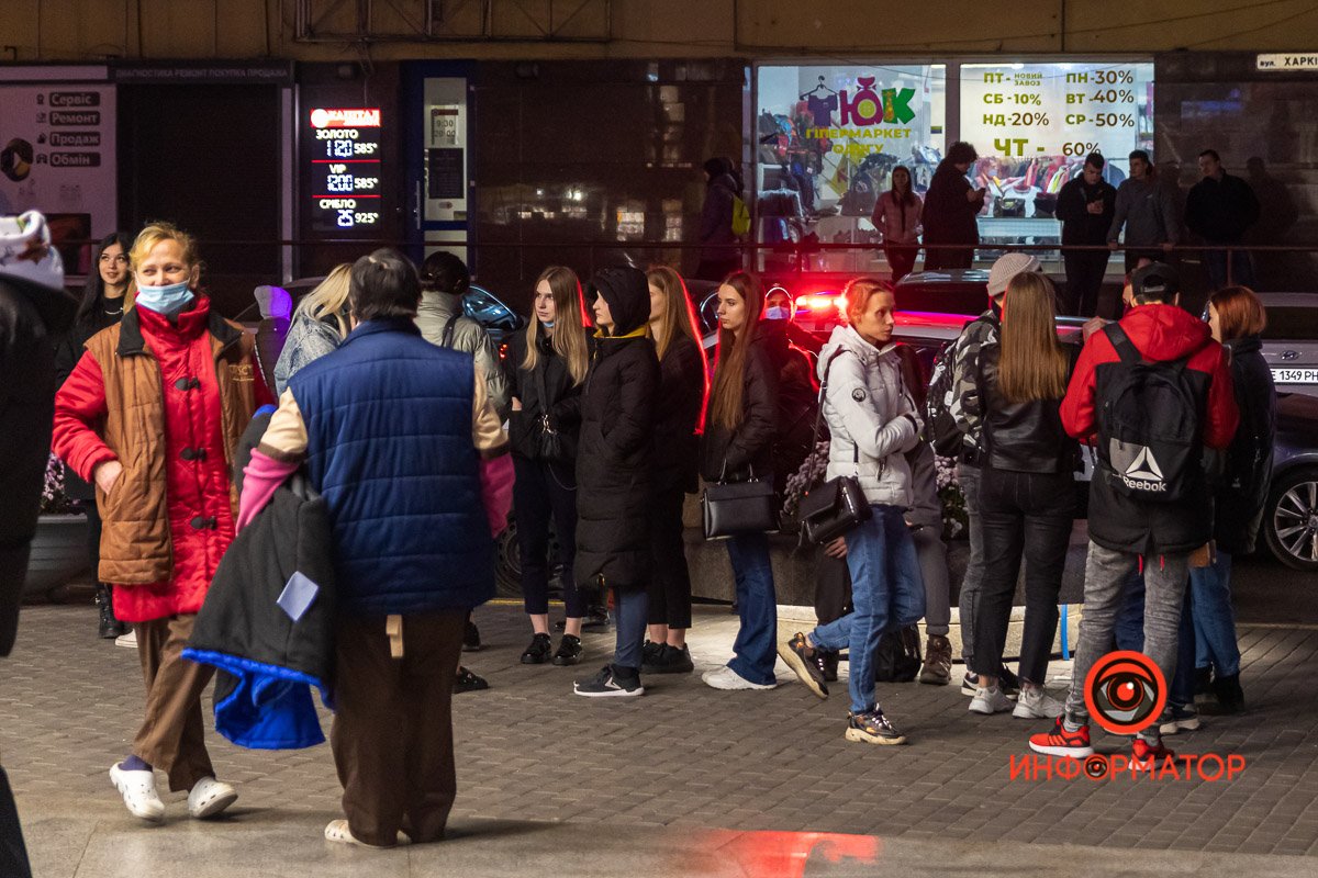 А кто-то уже покупки до кассы донес А кто-то уже покупки до кассы донес