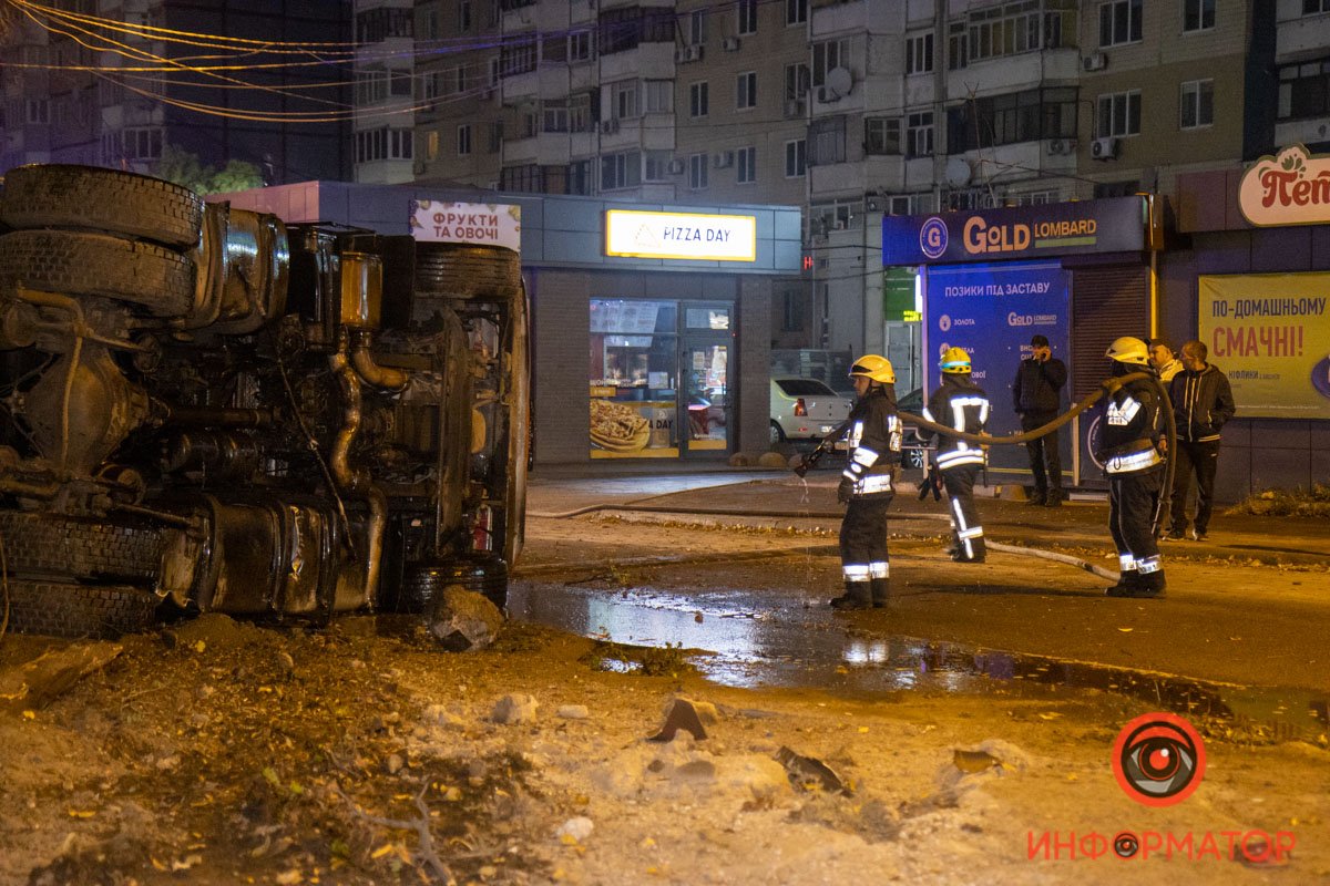 На месте работают спасатели