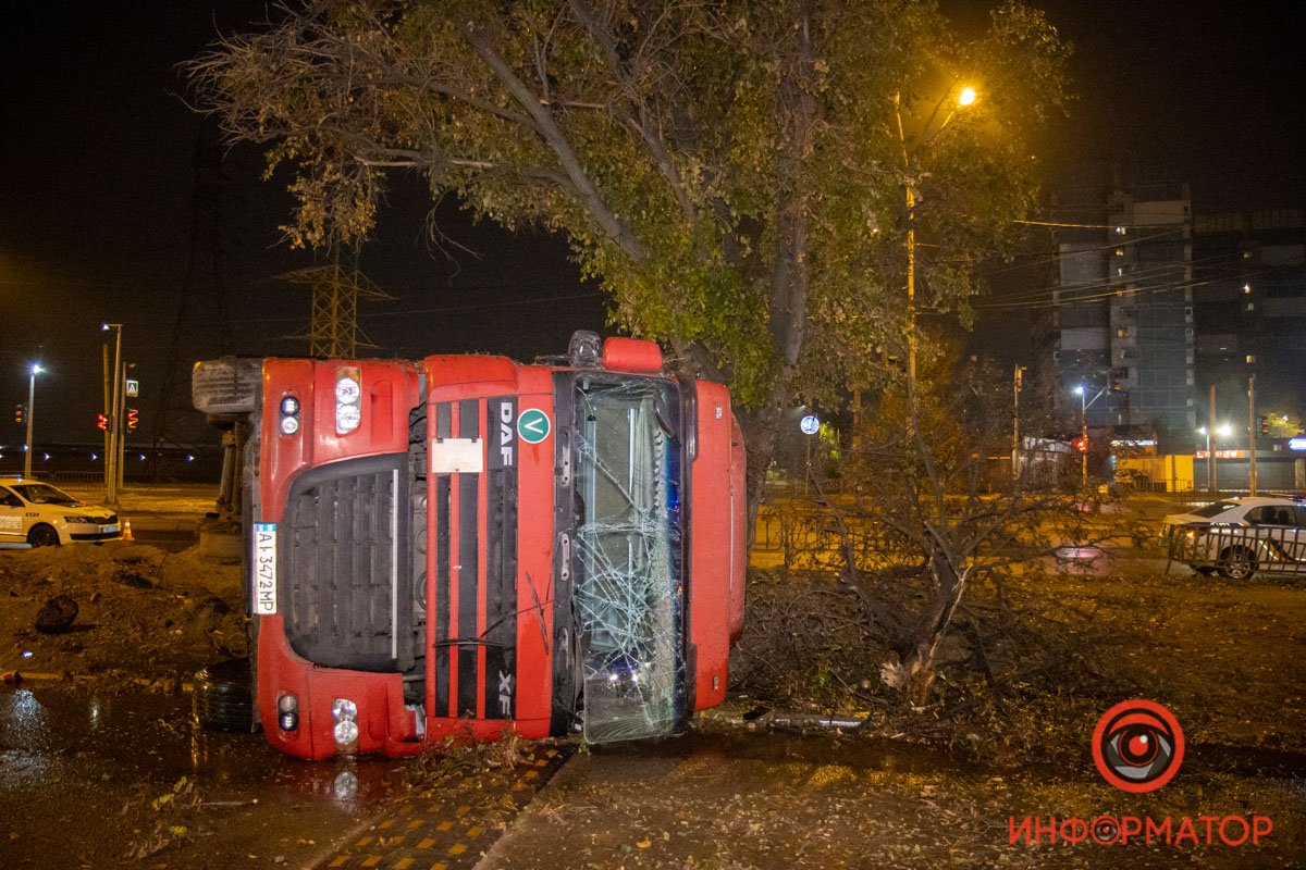 Спасатели смывают с асфальта горюче-смазочные материалы.