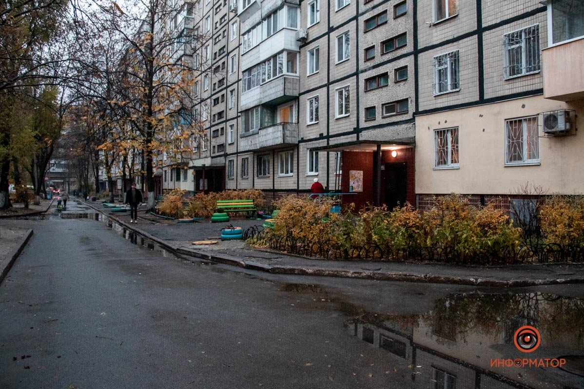 В Днепре на Янтарной под жилым домом прорвало трубу тепломагистрали