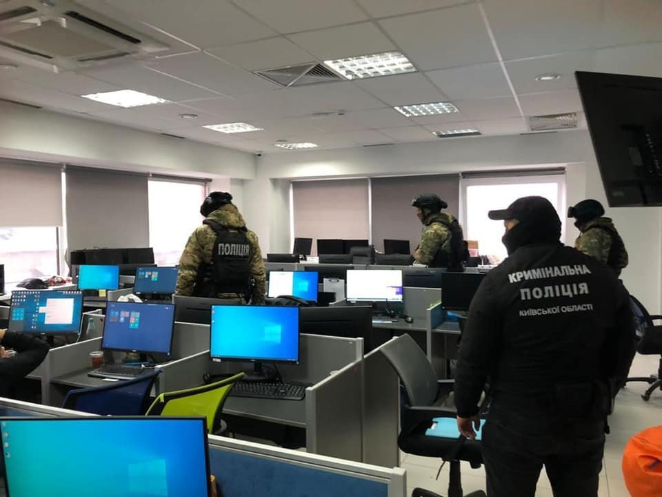 Детали устанавливают правоохранители Детали устанавливают правоохранители