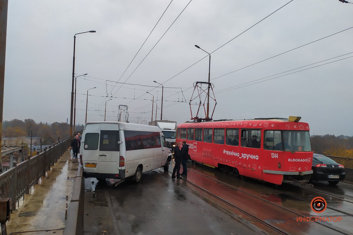 Маршрутка №27 дважды влетела в отбойник