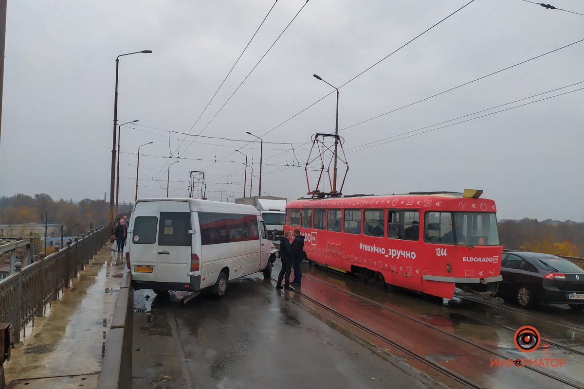 Электротранспорт стоит