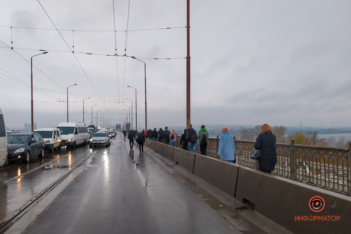 Люди выходят из маршруток и идут пешком