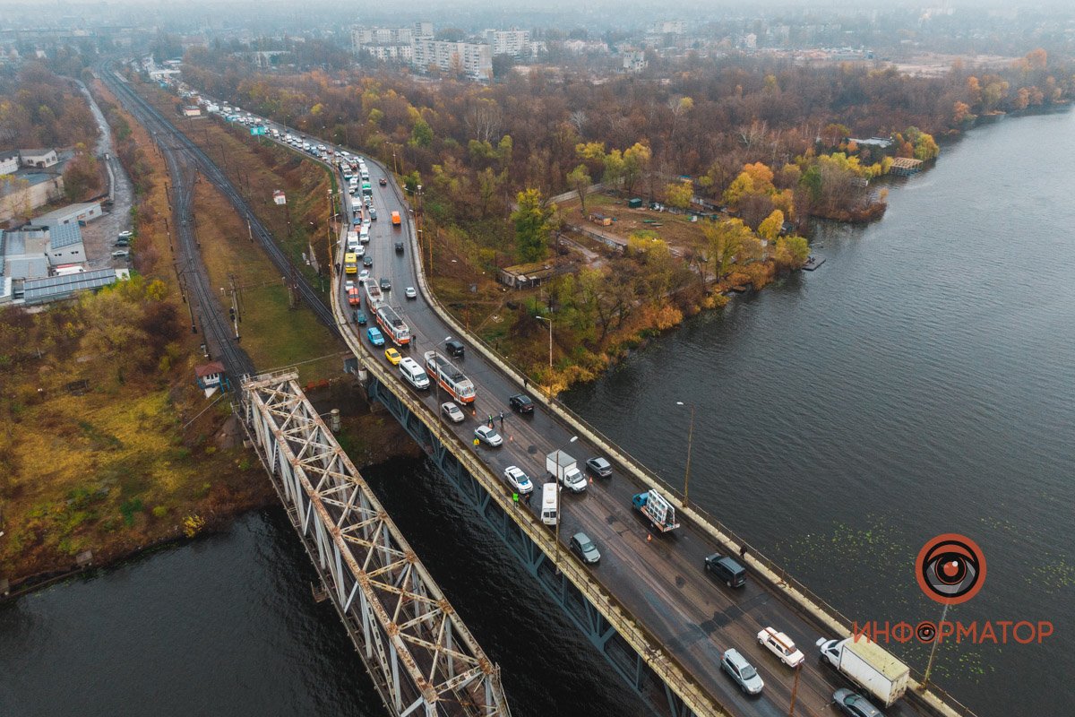 Движение на правый берег парализовано