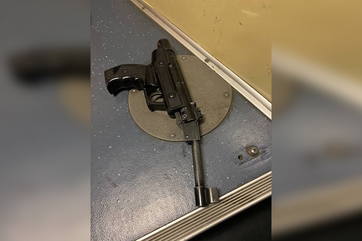 Мужчина приставал к другим пассажирам, а также достал пистолет