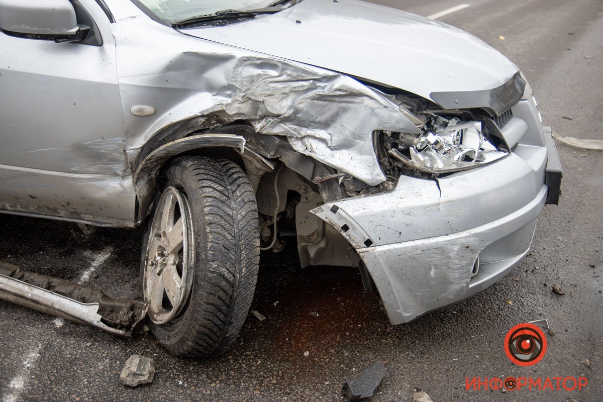 Mitsubishi снес дорожный знак и снес припаркованный Renault