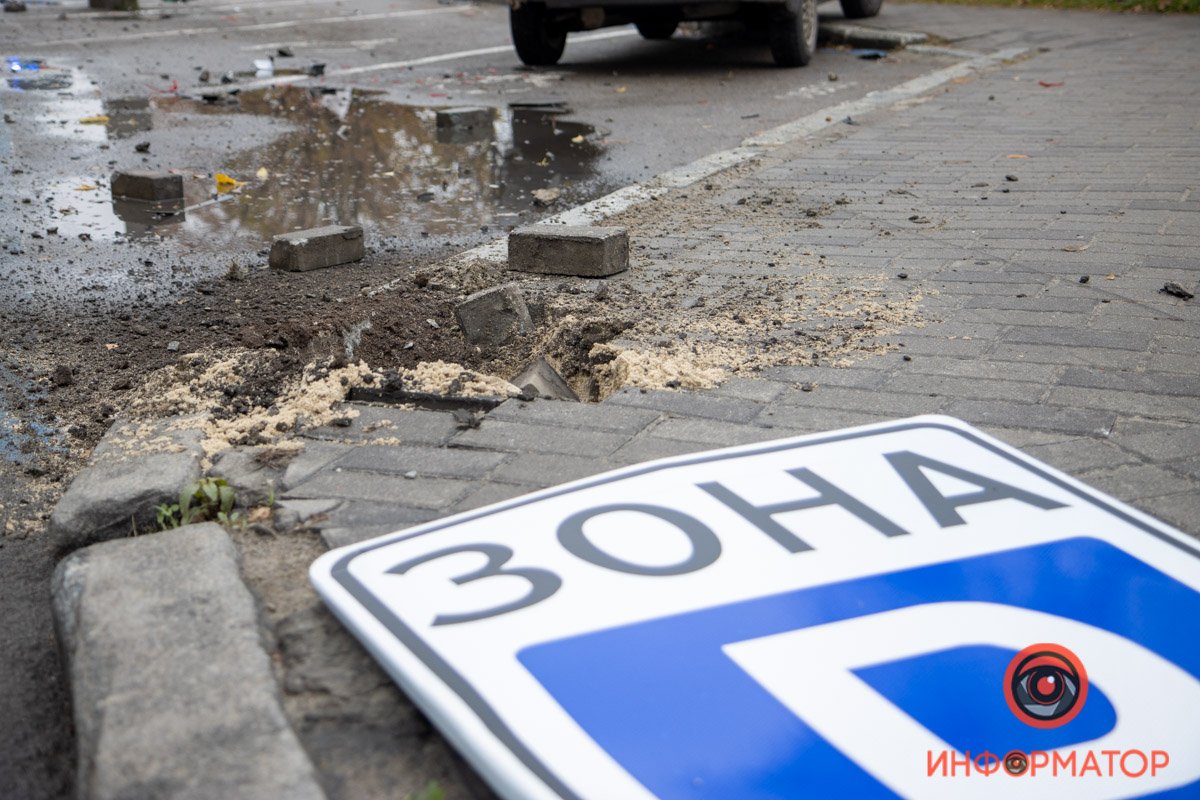 В Днепре на Сичеславской набережной Mitsubishi снес дорожный знак и врезался в Renault 11