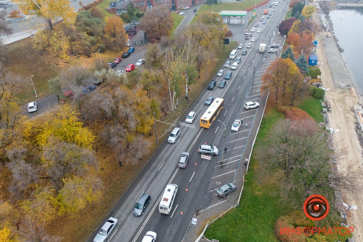 В Днепре на Сичеславской набережной Mitsubishi снес дорожный знак и врезался в Renault 12