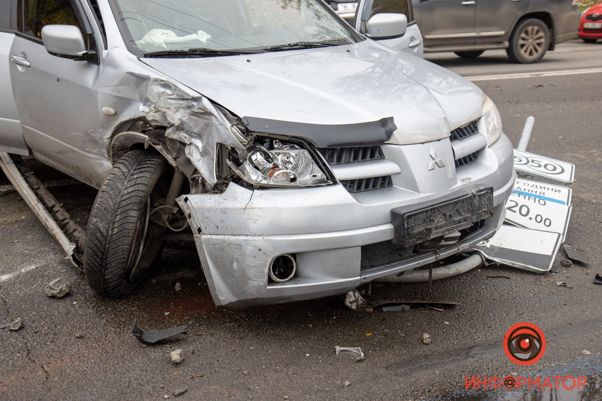 В Днепре на Сичеславской набережной Mitsubishi снес дорожный знак и врезался в Renault 13