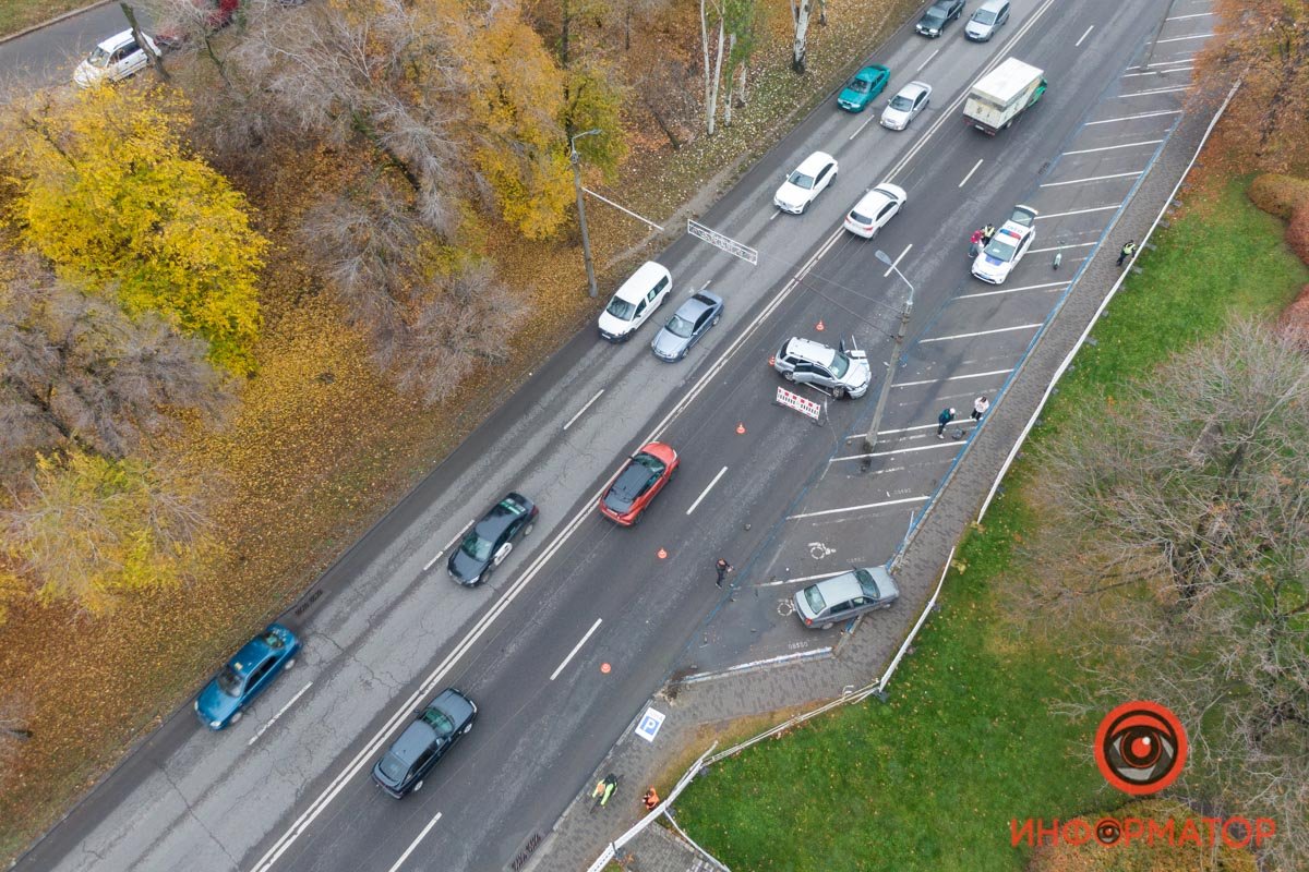 В Днепре на Сичеславской набережной Mitsubishi снес дорожный знак и врезался в Renault 15