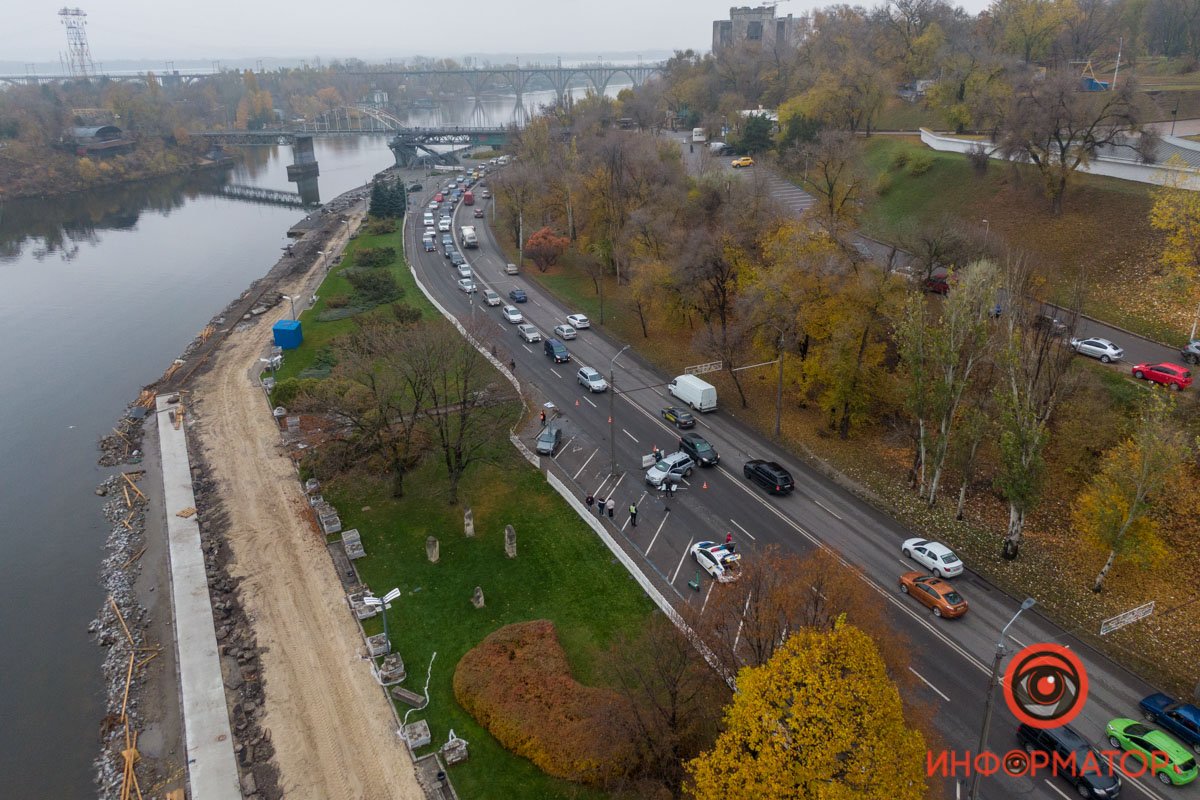 В Днепре на Сичеславской набережной Mitsubishi снес дорожный знак и врезался в Renault 17