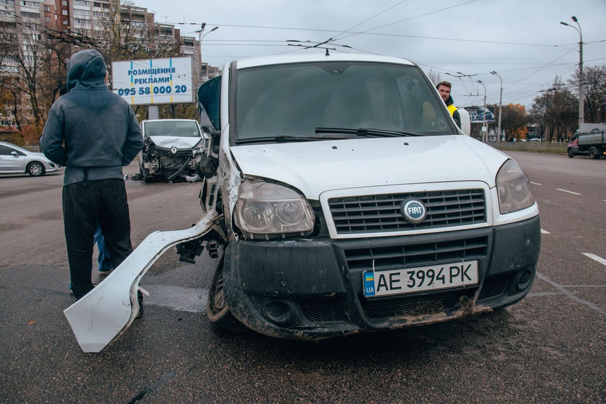 Водитель и пассажир находятся возле своего автомобиля