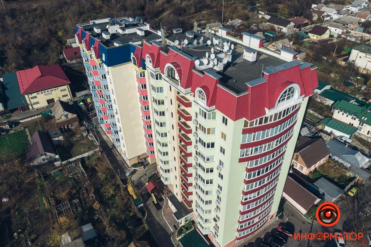 Красит будни