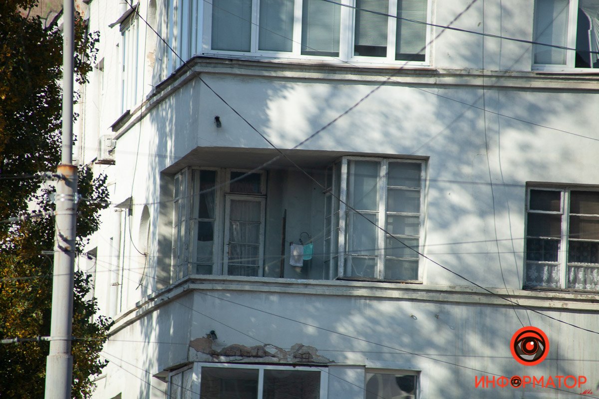 Уходит за угол