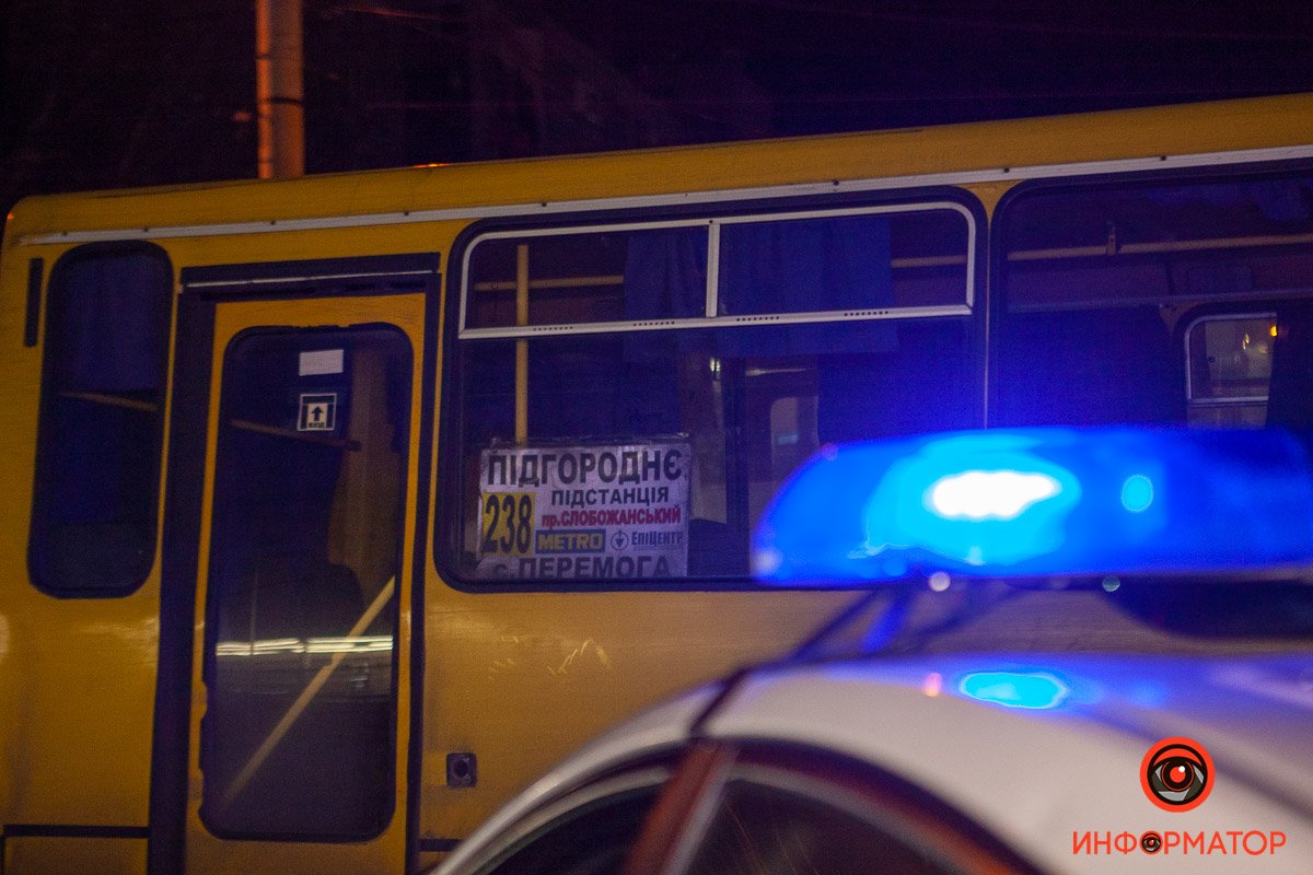 Семья переходила дорогу по пешеходному переходу, в это время автобус совершил наезд