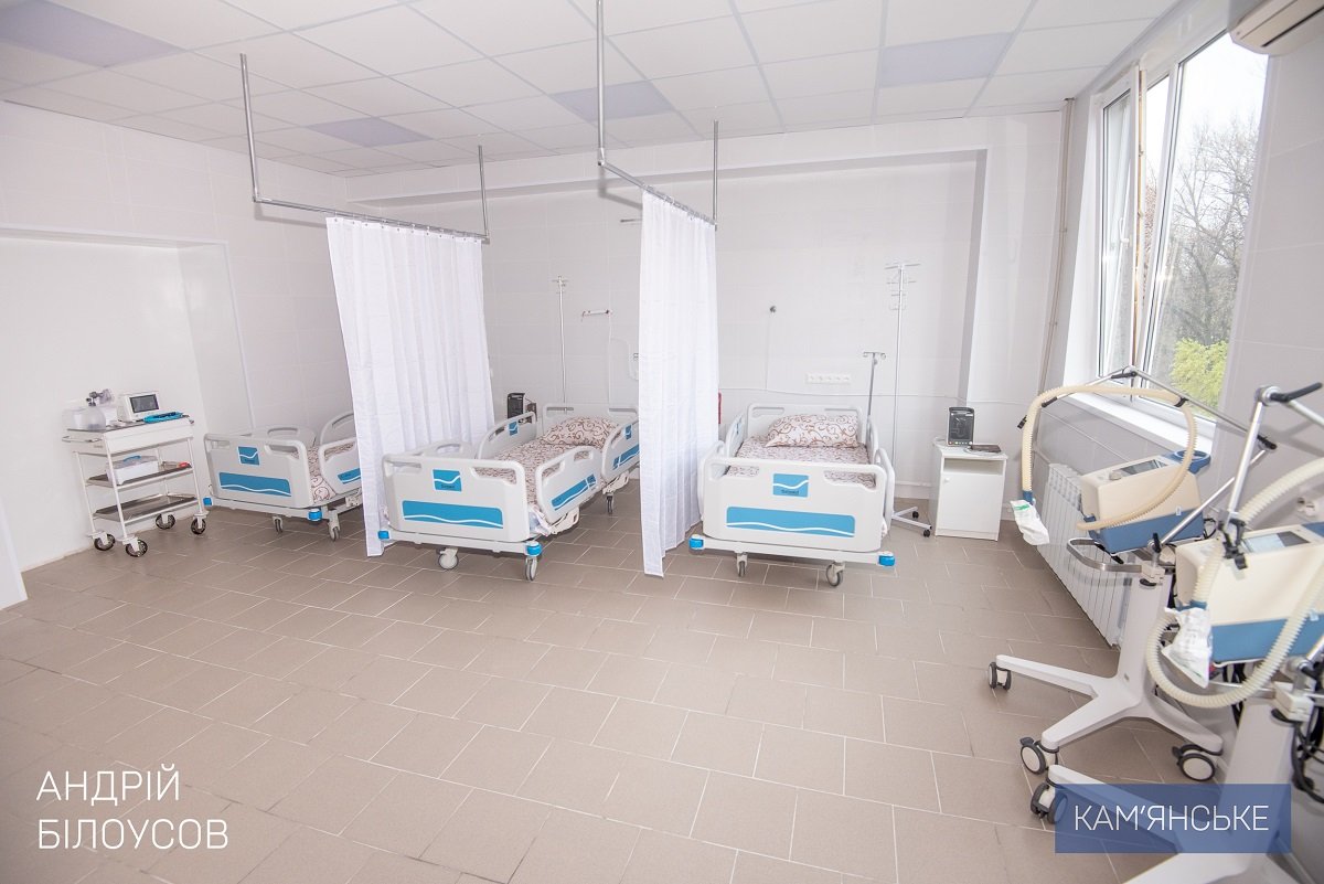 В Каменской больнице №9 после капитального ремонта открыли отделение реанимации и интенсивной терапии 4