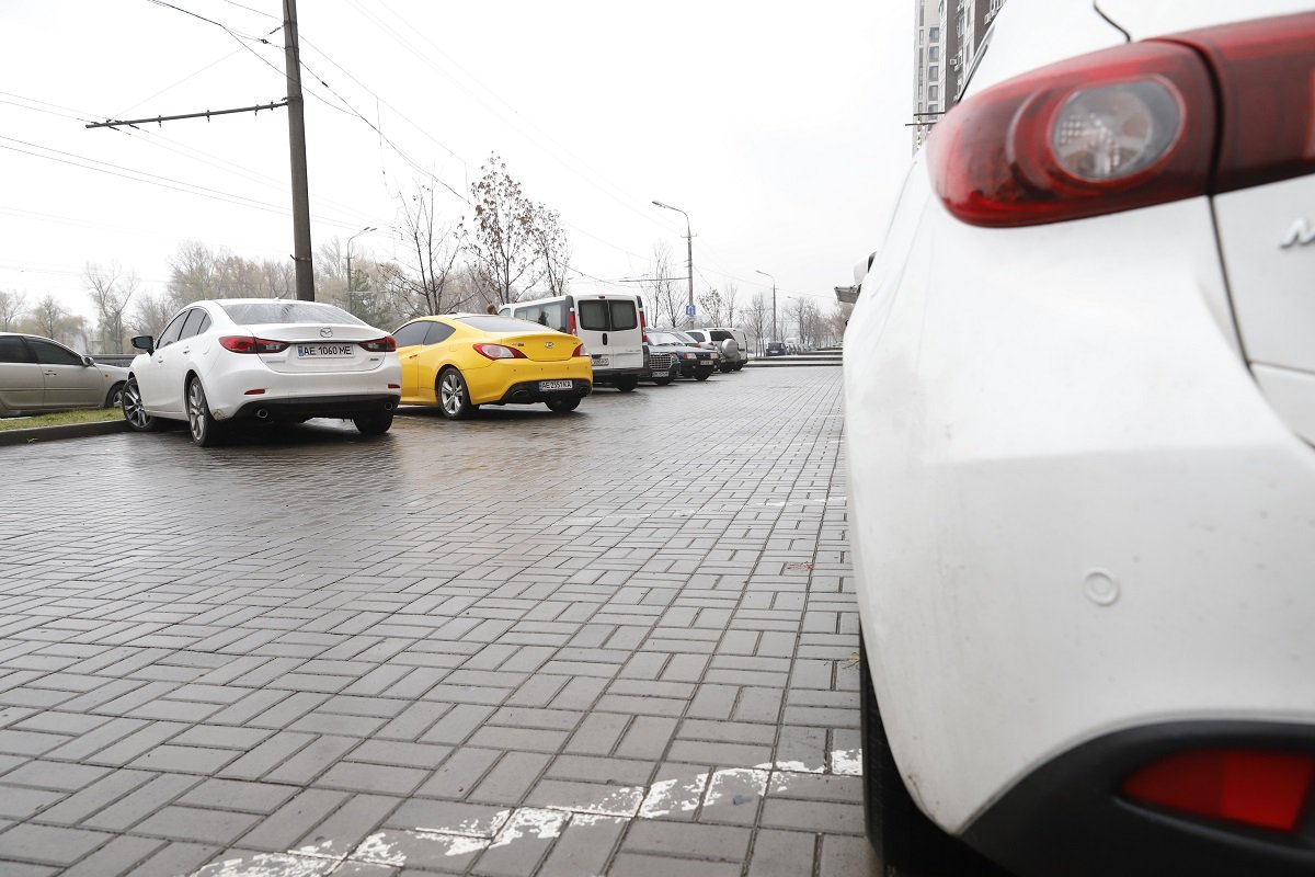 Реакция на жалобы днепрян: представители мэрии Днепра проверили стихийную парковку на Победе 2