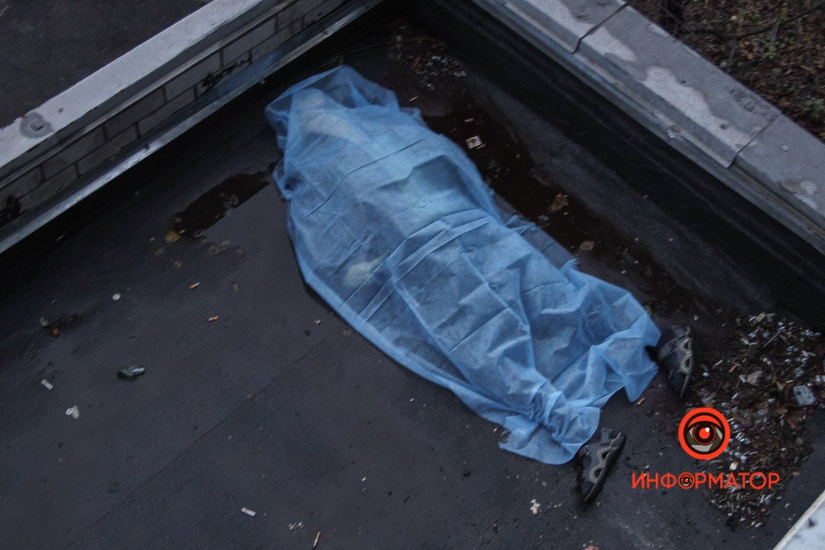 Погибший рухнул на козырек Погибший рухнул на козырек