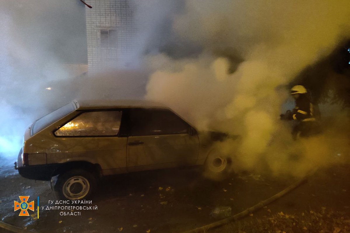 В Днепре на Котляревского загорелся ВАЗ 1