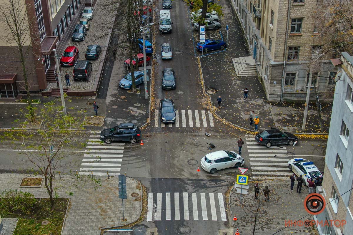 Здесь столкнулись Skoda Octavia, Nissan Qashqai и Nissan Leaf