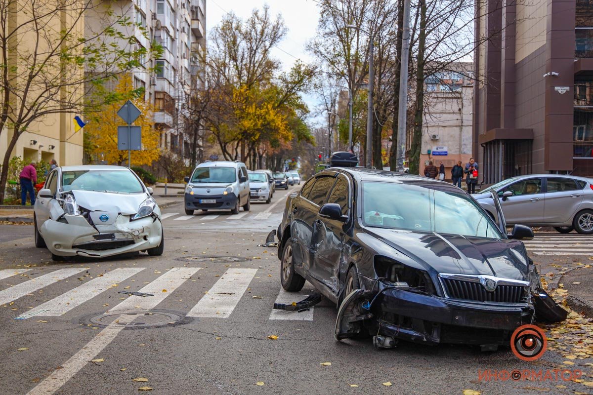 С улицы Жуковского выехал Nissan Leaf, который их не пропустил