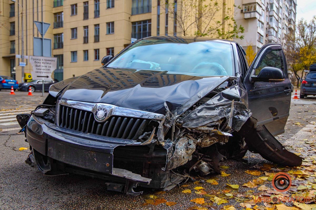 От удара у Skoda отлетело колесо