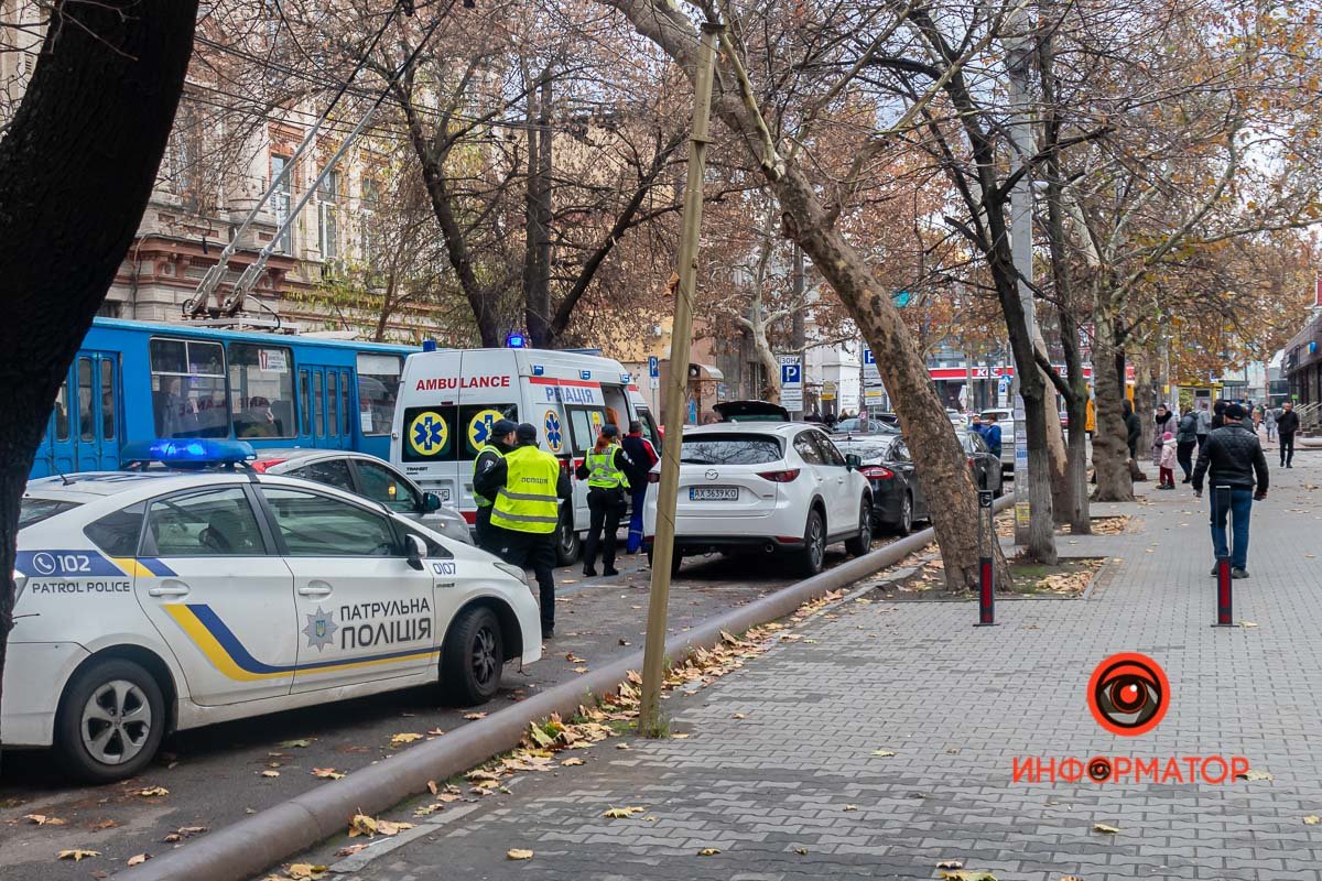 Renault сбил женщину, когда сдавал назад 