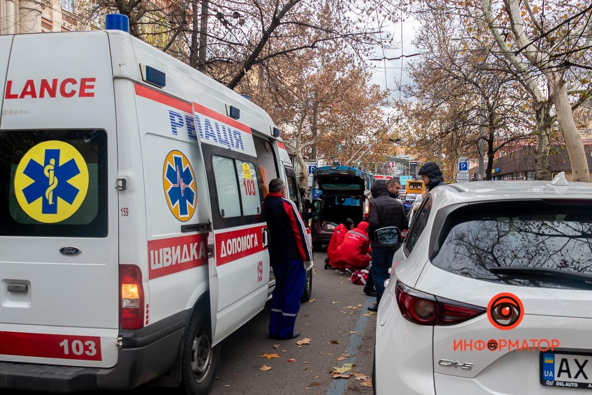 Женщину пытались реанимировать прям на проезжей части 