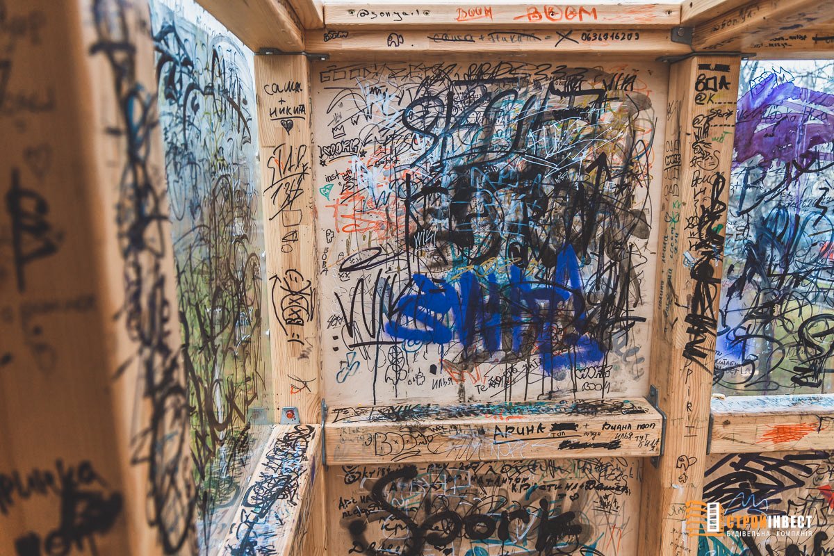 В Днепре вандалы испортили сквер на Слобожанском проспекте 1