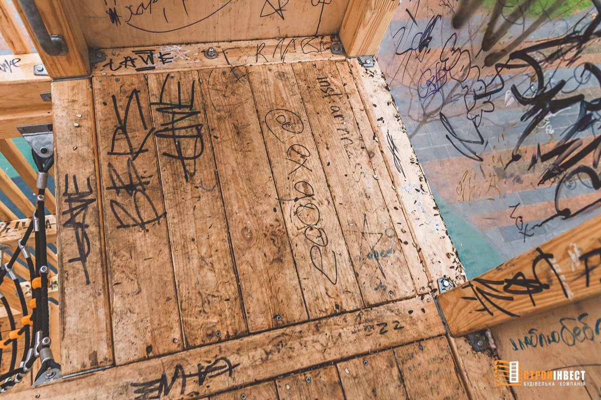 В Днепре вандалы испортили сквер на Слобожанском проспекте 5