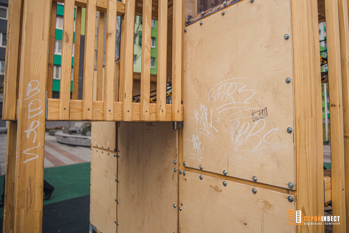 В Днепре вандалы испортили сквер на Слобожанском проспекте 6