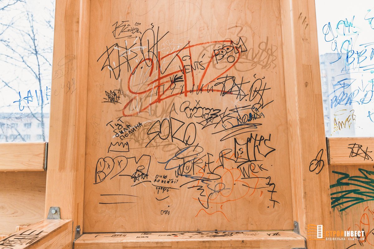 В Днепре вандалы испортили сквер на Слобожанском проспекте 7