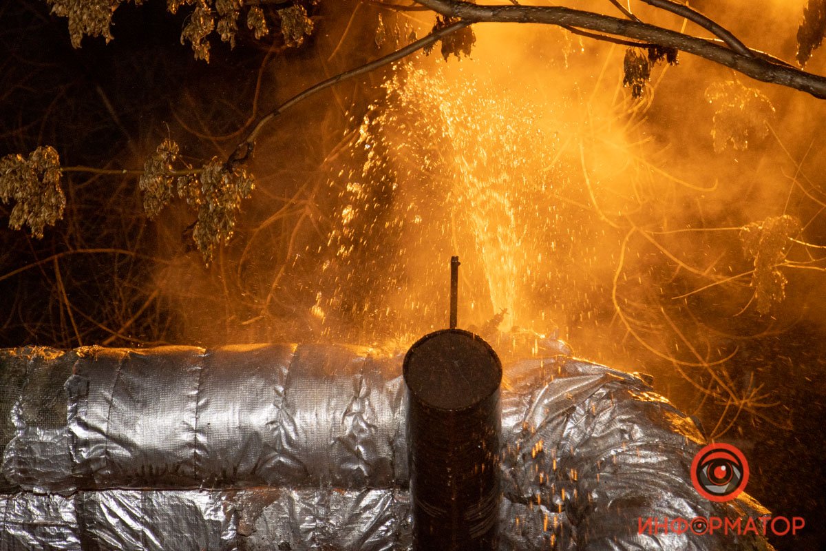 В Днепре на проспекте Поля прорвало теплотрассу: горячая вода била фонтаном и заливала улицу 1