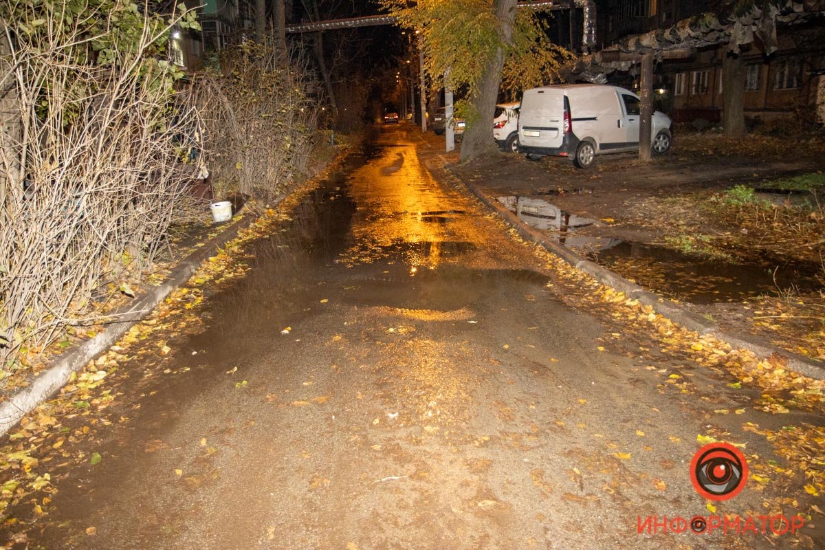 В Днепре на проспекте Поля прорвало теплотрассу: горячая вода била фонтаном и заливала улицу 4