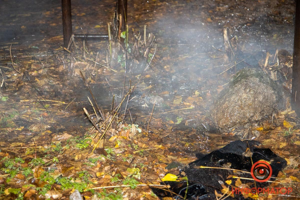 В Днепре на проспекте Поля прорвало теплотрассу: горячая вода била фонтаном и заливала улицу 5