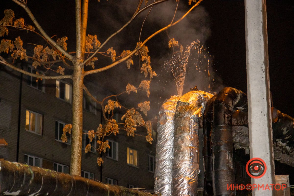 В Днепре на проспекте Поля прорвало теплотрассу: горячая вода била фонтаном и заливала улицу 8
