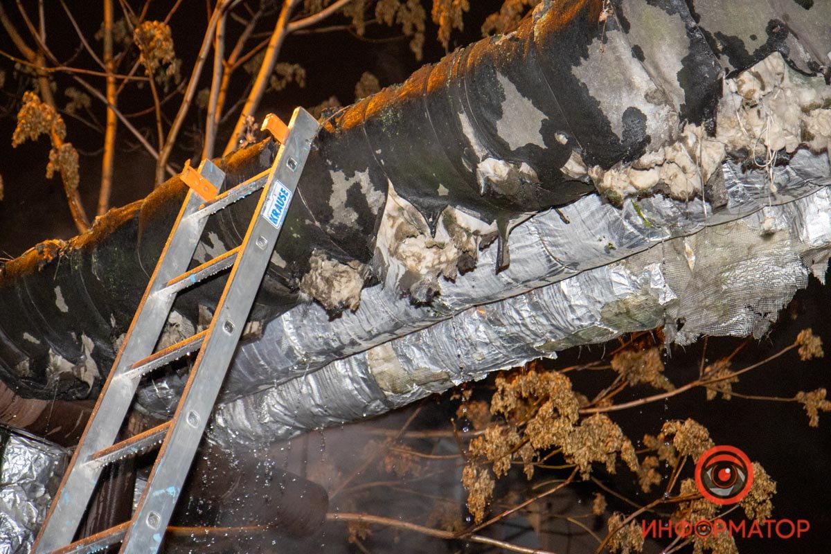 В Днепре на проспекте Поля прорвало теплотрассу: горячая вода била фонтаном и заливала улицу 9