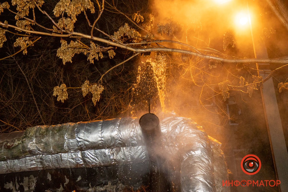 В Днепре на проспекте Поля прорвало теплотрассу: горячая вода била фонтаном и заливала улицу 10