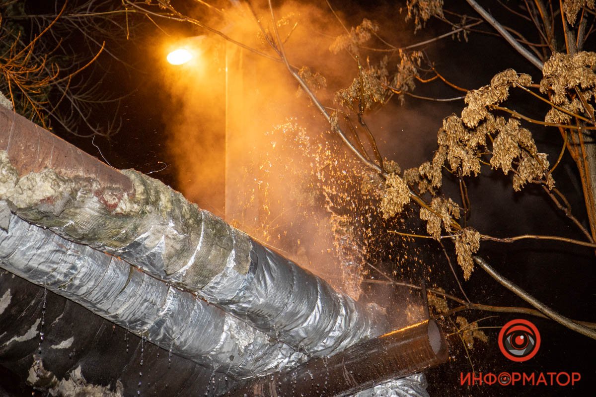 В Днепре на проспекте Поля прорвало теплотрассу: горячая вода била фонтаном и заливала улицу 12