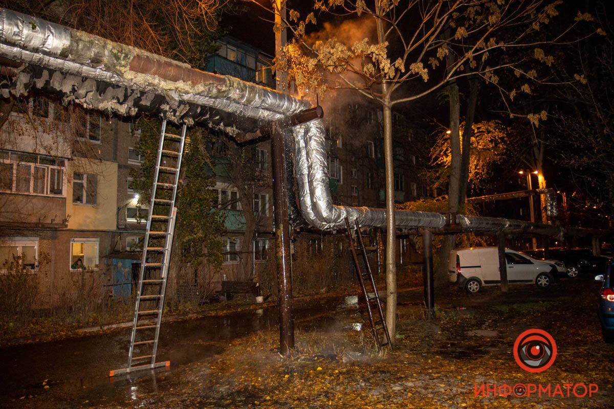 В Днепре на проспекте Поля прорвало теплотрассу: горячая вода била фонтаном и заливала улицу 13