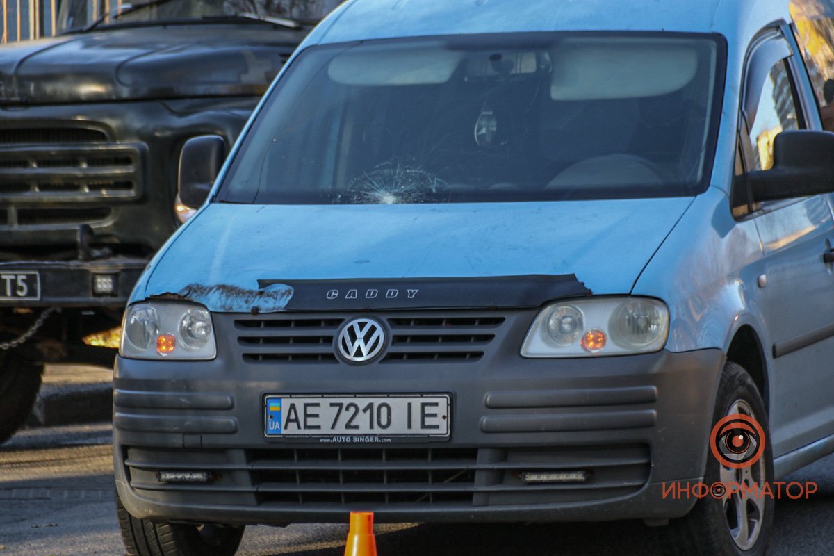 Женщина переходила дорогу по пешеходному переходу