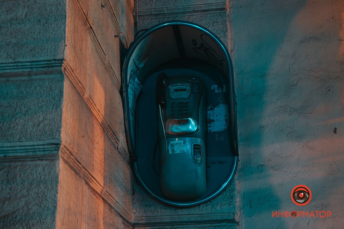 Видимо установили, чтобы студенты звонили домой, но уже не то время