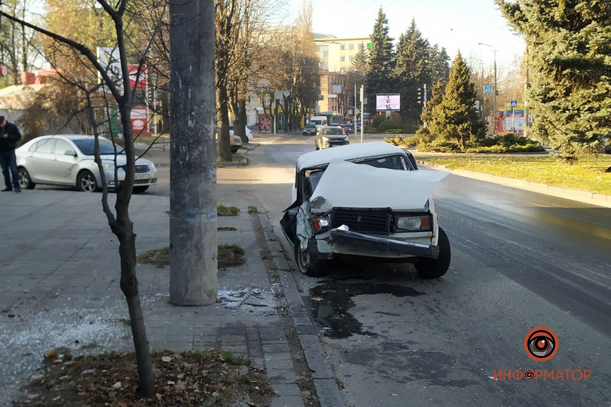 На Гагарина ВАЗ врезался в столб На Гагарина ВАЗ врезался в столб