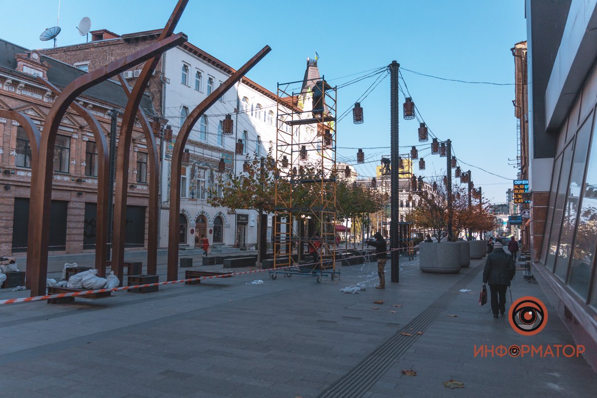 Улицу Короленко украшают к Новому году