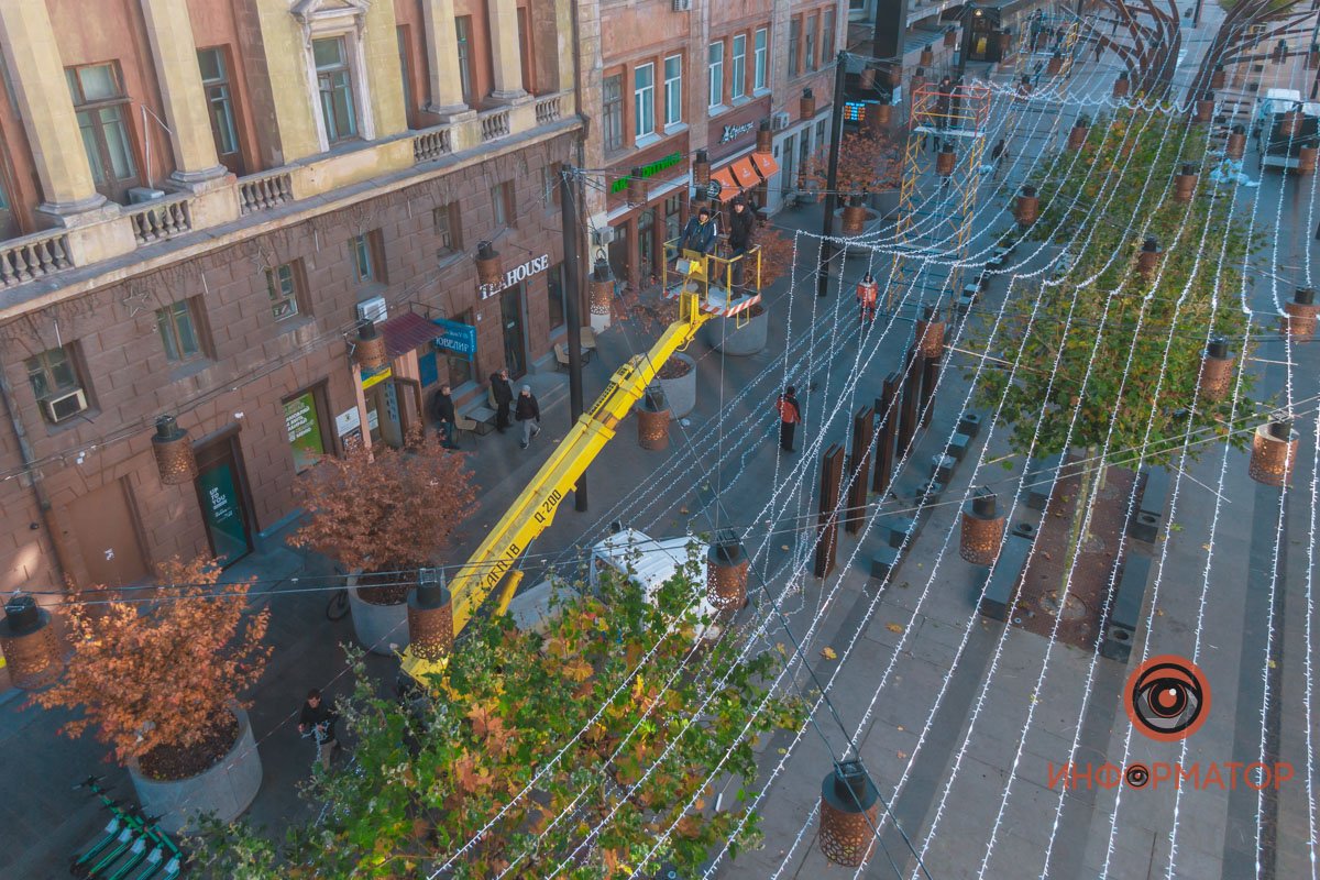 Гирлянды развешивают в ряды