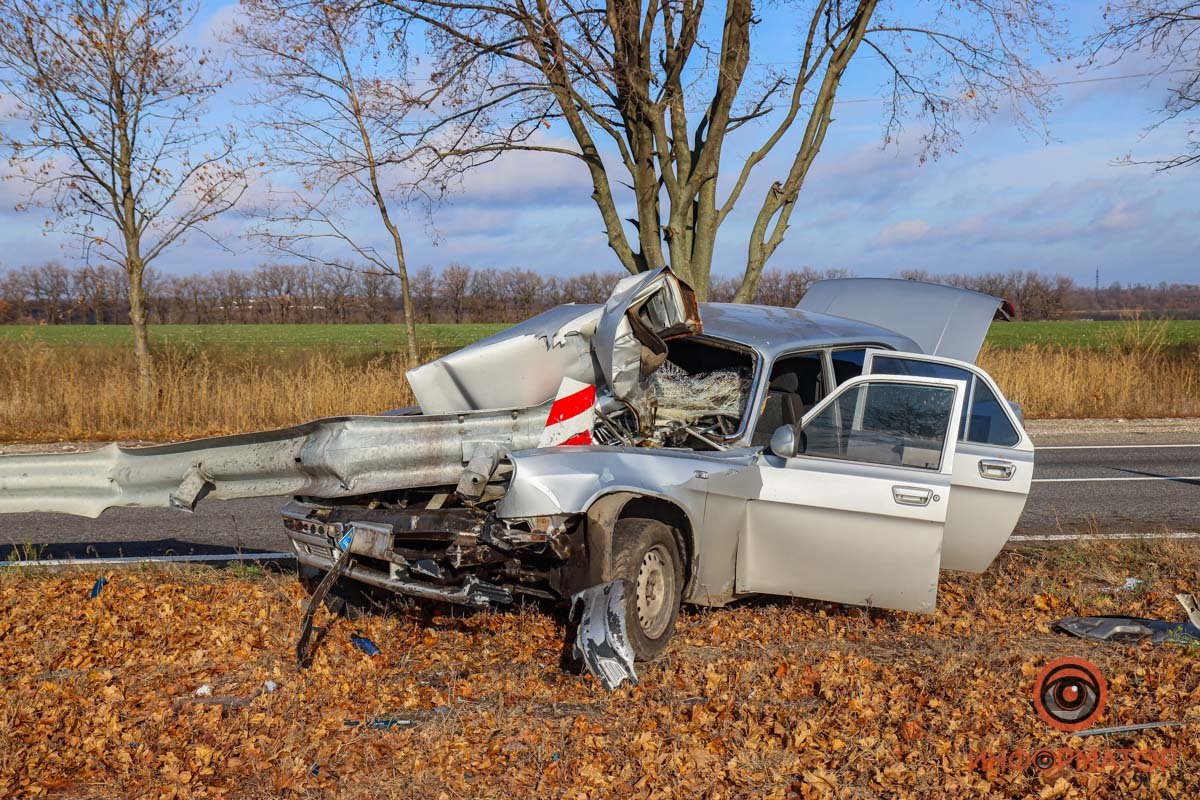 На трассе Днепр-Кривой Рог «Волга» влетела в ограждение: пострадал водитель 1