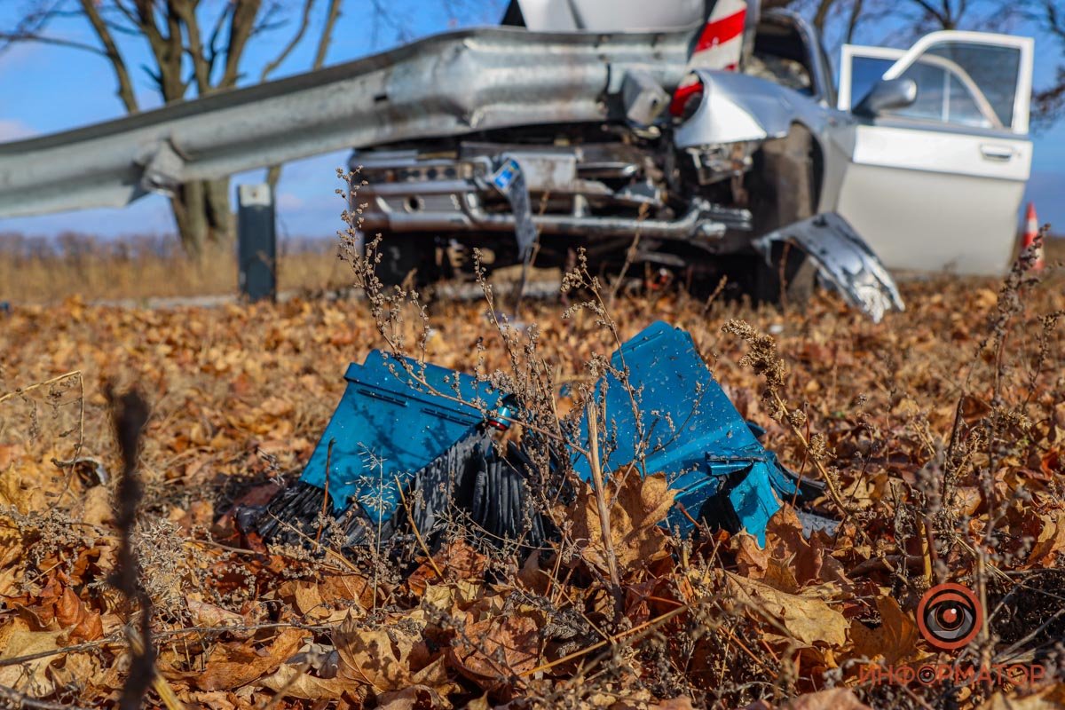 На трассе Днепр-Кривой Рог «Волга» влетела в ограждение: пострадал водитель 2