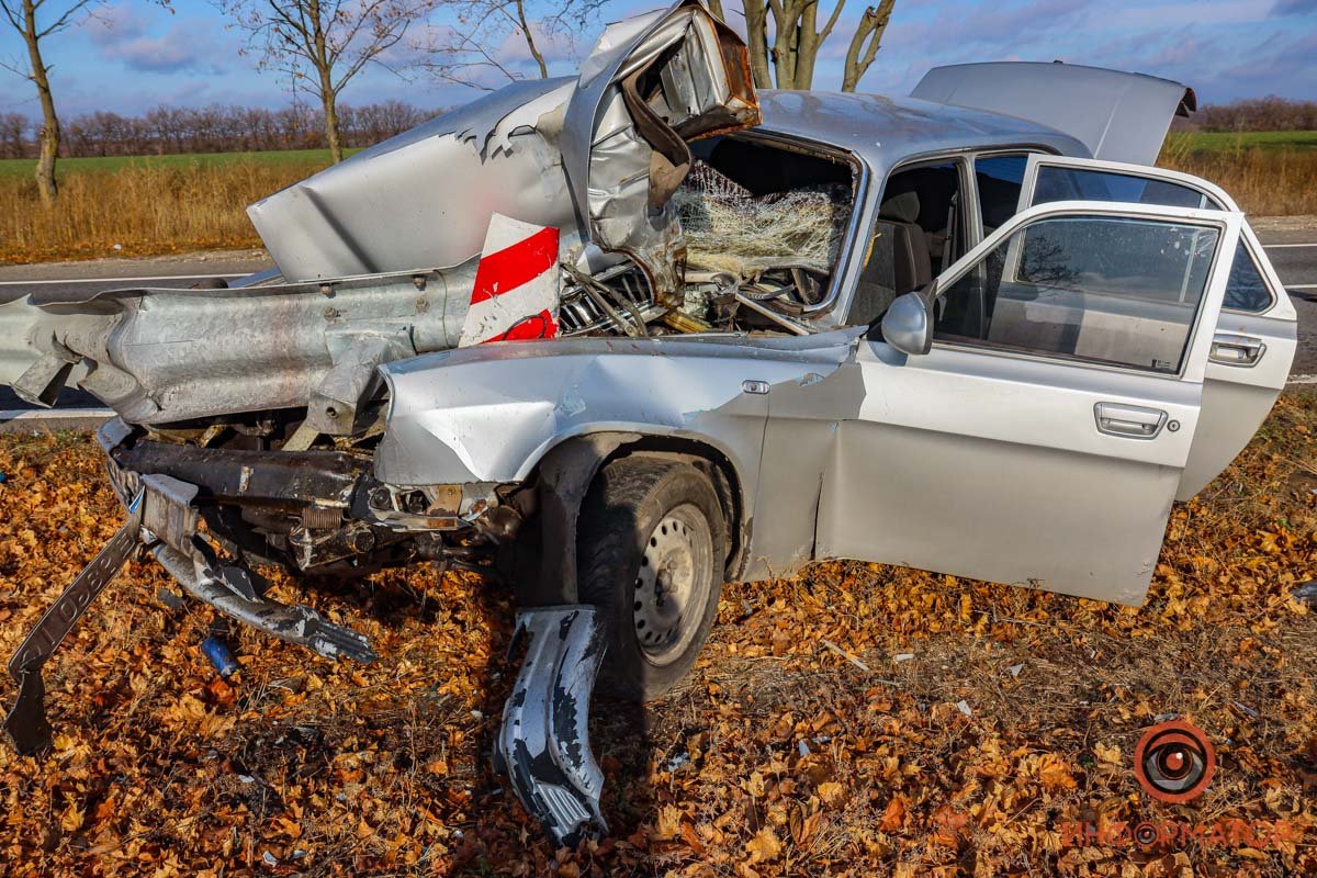На трассе Днепр-Кривой Рог «Волга» влетела в ограждение: пострадал водитель 3